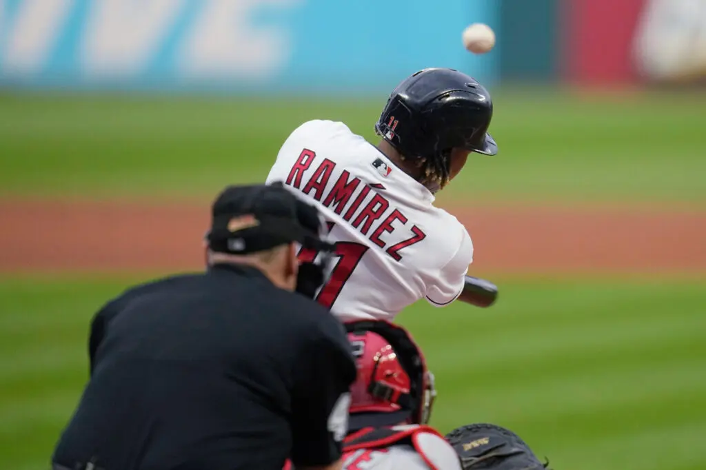 José Ramirez la saca tres veces para romper serie de hazañas y récords