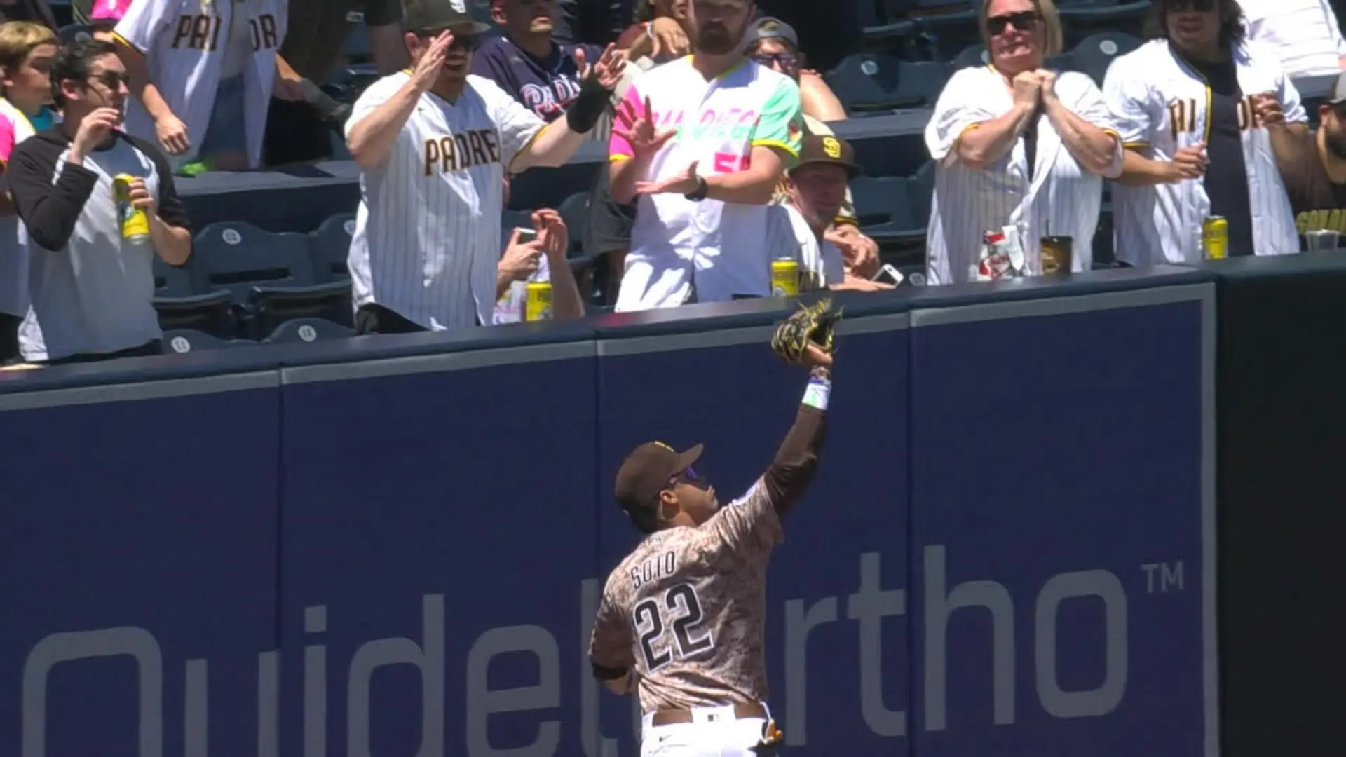 Juan Soto se descuida y choca fuertemente su cabeza con la pared