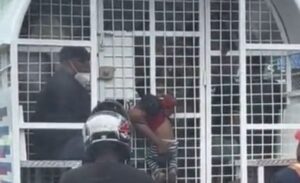 Migración investiga detención de haitiana con su hijo colgando de camión