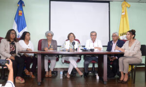 La doctora Dalma de la Rosa y Senén Caba, presidente del CMD. Félix de la Cruz