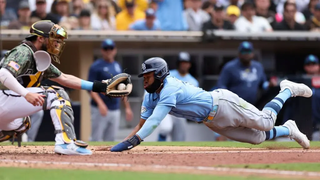 Fernando Tatis Jr extermina corredor con tiro perfecto a 99 millas