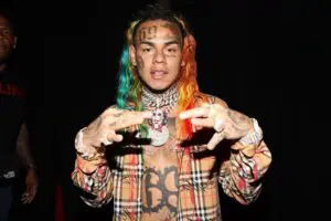 Tekashi en Punta Cana desata la locura repartiendo dinero