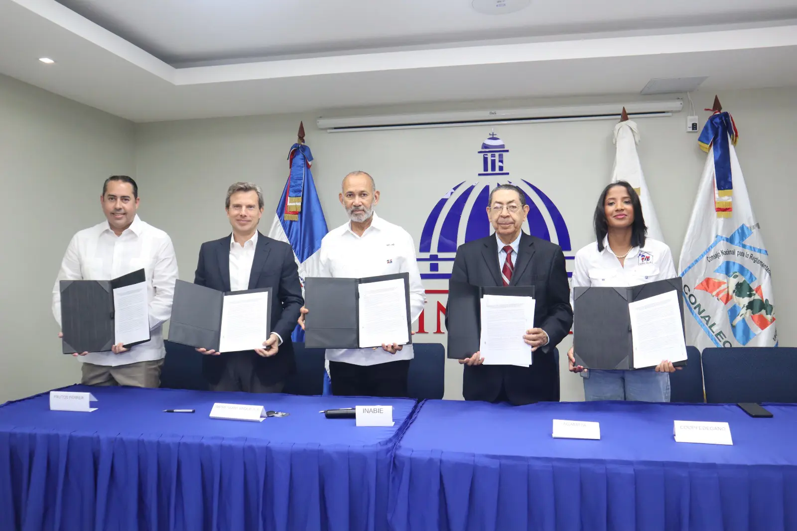 INABIE acuerda el reciclaje de las cajitas de leche