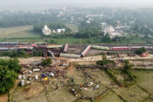 Tragedia en la India: un fallo humano podría ser la causa del choque de trenes que dejó casi 300 muertos