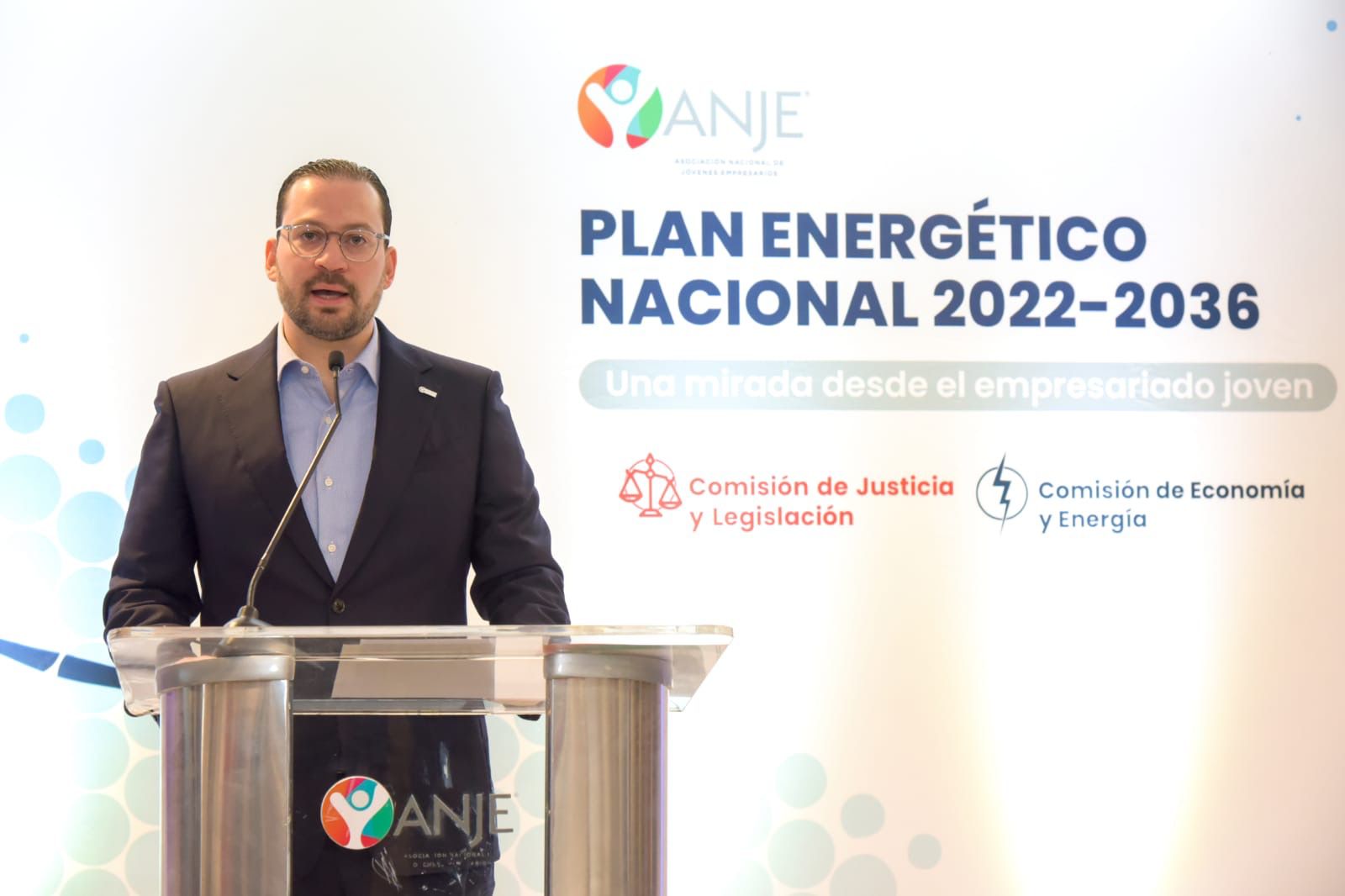 Jóvenes propician debate sobre los retos del sector energético dominicano