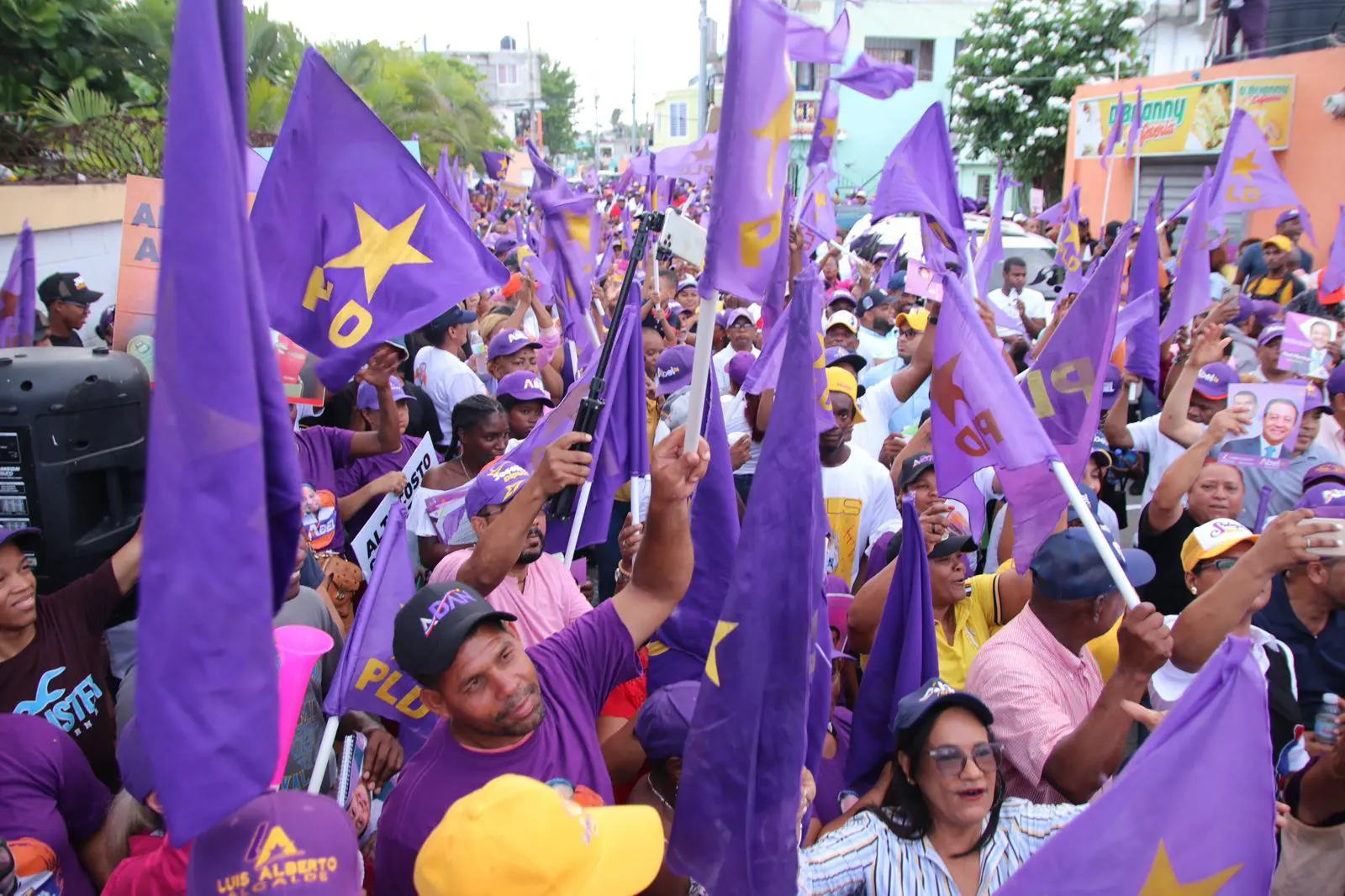 A ritmo de “E’to no lo aguanta nadie”, marchan en SDE