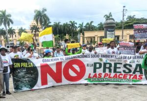 Los serranos protestan frente al Palacio contra la presa de Las Placetas
