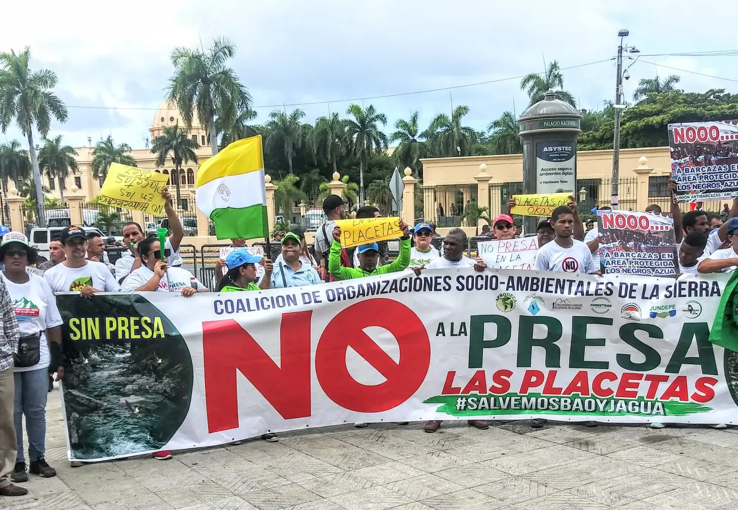 Los serranos protestan frente al Palacio contra la presa de Las Placetas