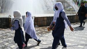 Al menos 82 niñas son envenenadas en dos colegios en Afganistán