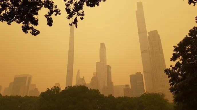 Nueva York sigue en alerta por contaminación del aire a pesar del cielo despejado