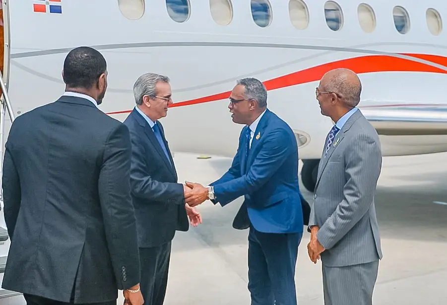 Abinader llega a Bahamas para participar en reunión de CARICOM