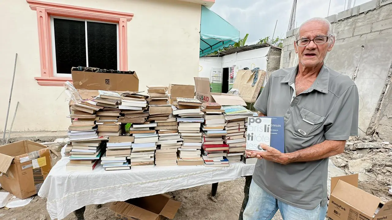 Peña por un Mejor País entrega libros a afectado por inundaciones