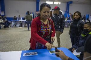 Centros de votación abren en Guatemala a la espera de 9,3 millones de personas