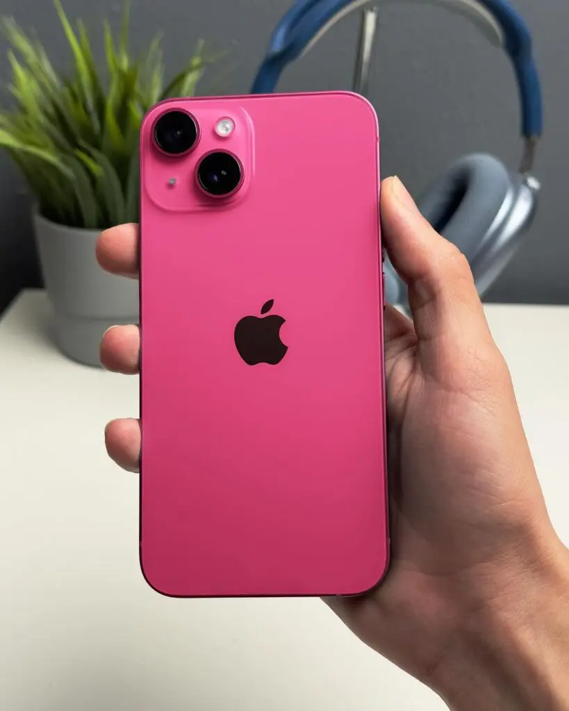 Entre los colores del iPhone 15 está el color de la temporada