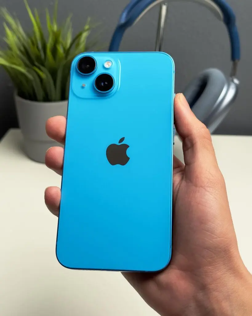 Entre los colores del iPhone 15 está el color de la temporada
