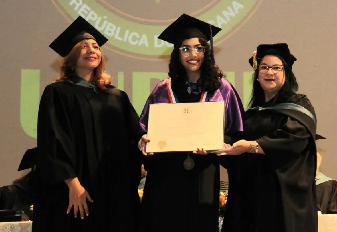 La Psicologa Clinica Yaifa Brito Feliz al recibir su titulo con el grado Magna Cum Laude