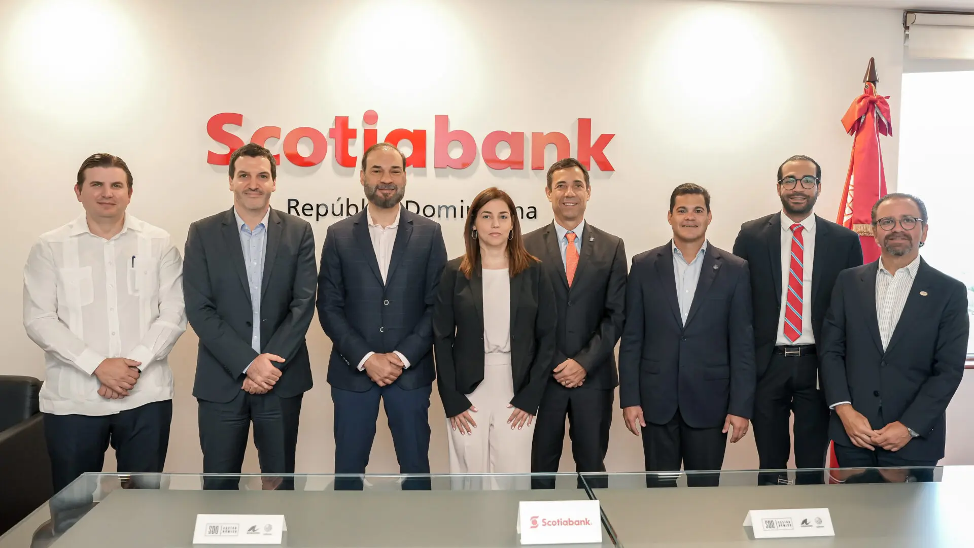 Andrés Marranzini, Gervasio Guareschi, Omar Cepeda, Sarah Peña, Gonzalo Gil, David Llibre, Michael Estrella y Filippo Ciccone durante la firma de acuerdo. FUENTE EXTERNA