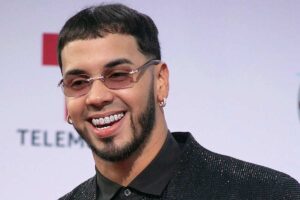 Anuel AA criticado por compartir con su ex y actual pareja frente a su hijo