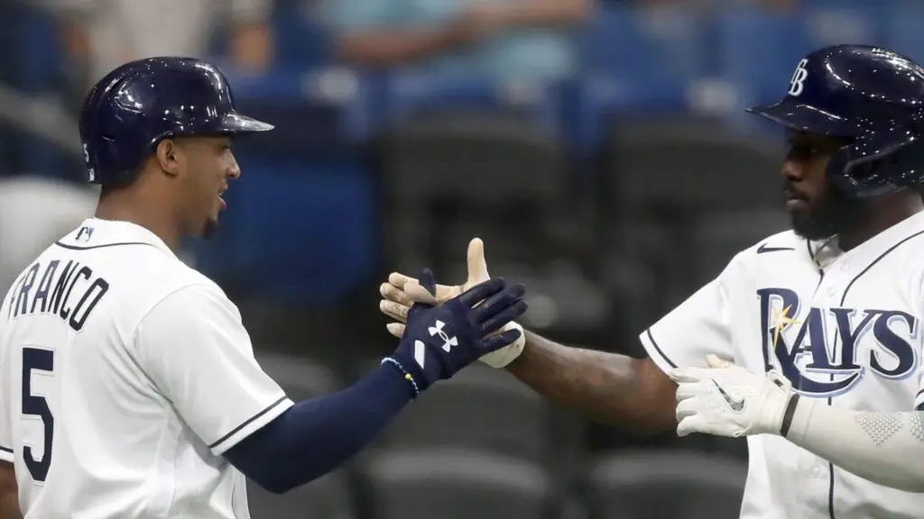 Franco y Arozarena con los bates en el suelo luego del altercado