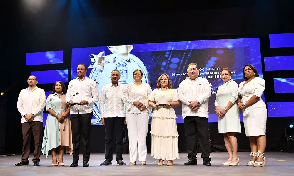 Representantes de algunos de los hospitales premiados. Félix de la Cruz