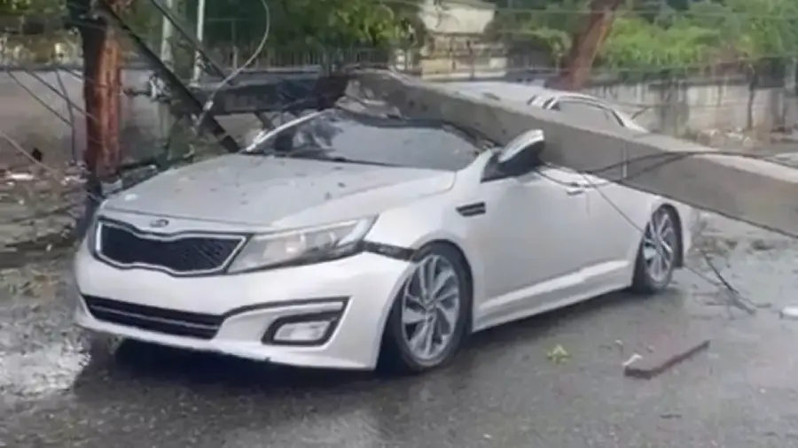 Poste de luz aplasta un carro en El Almirante