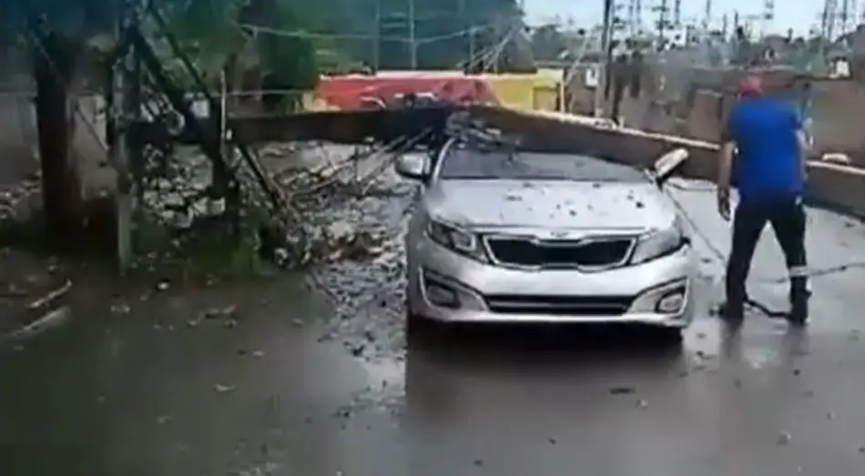 Poste de luz aplasta un carro en El Almirante
