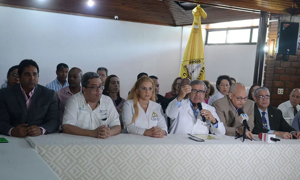 El presidente del CMD, Senén Caba, junto a otros integrantes del gremio que agrupa a los galenos. Félix de la Cruz