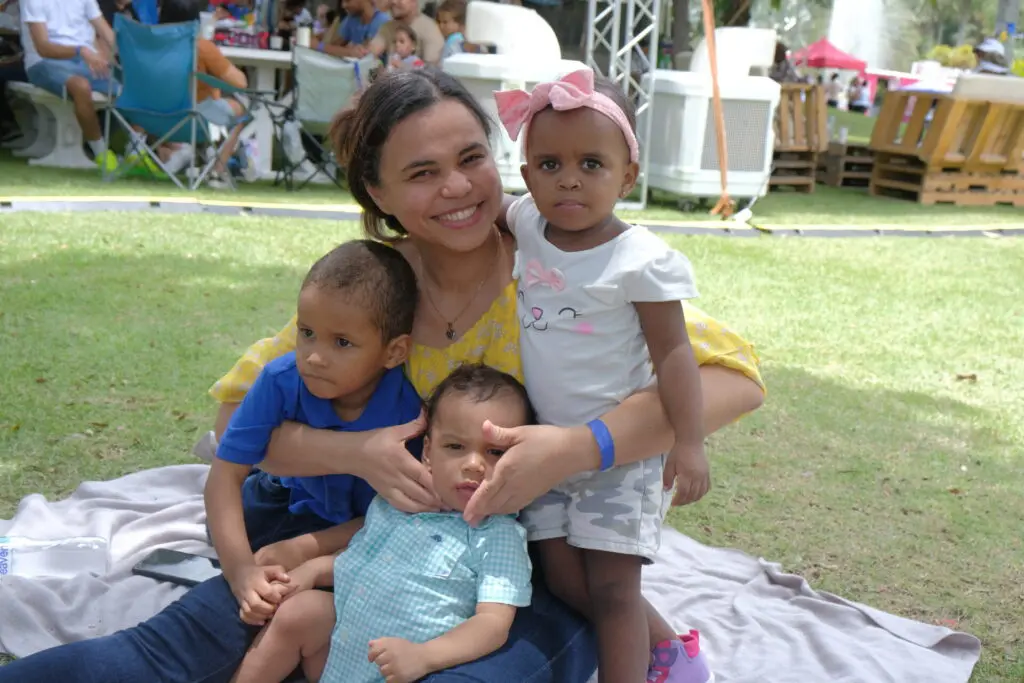 Periodista Diana Rodríguez con a sus hijos Emmanuel y Noel, junto a la hija de Cádiz Frías, editor fotográfico de elCaribe