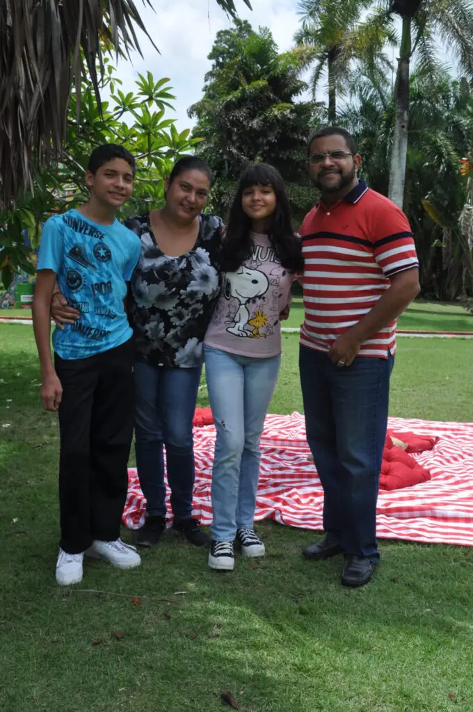 Héctor Marte jefe de redacción del periódico elCaribe, junto a sus esposa Jenny, y sus hijos Emmanuel y Viviana
