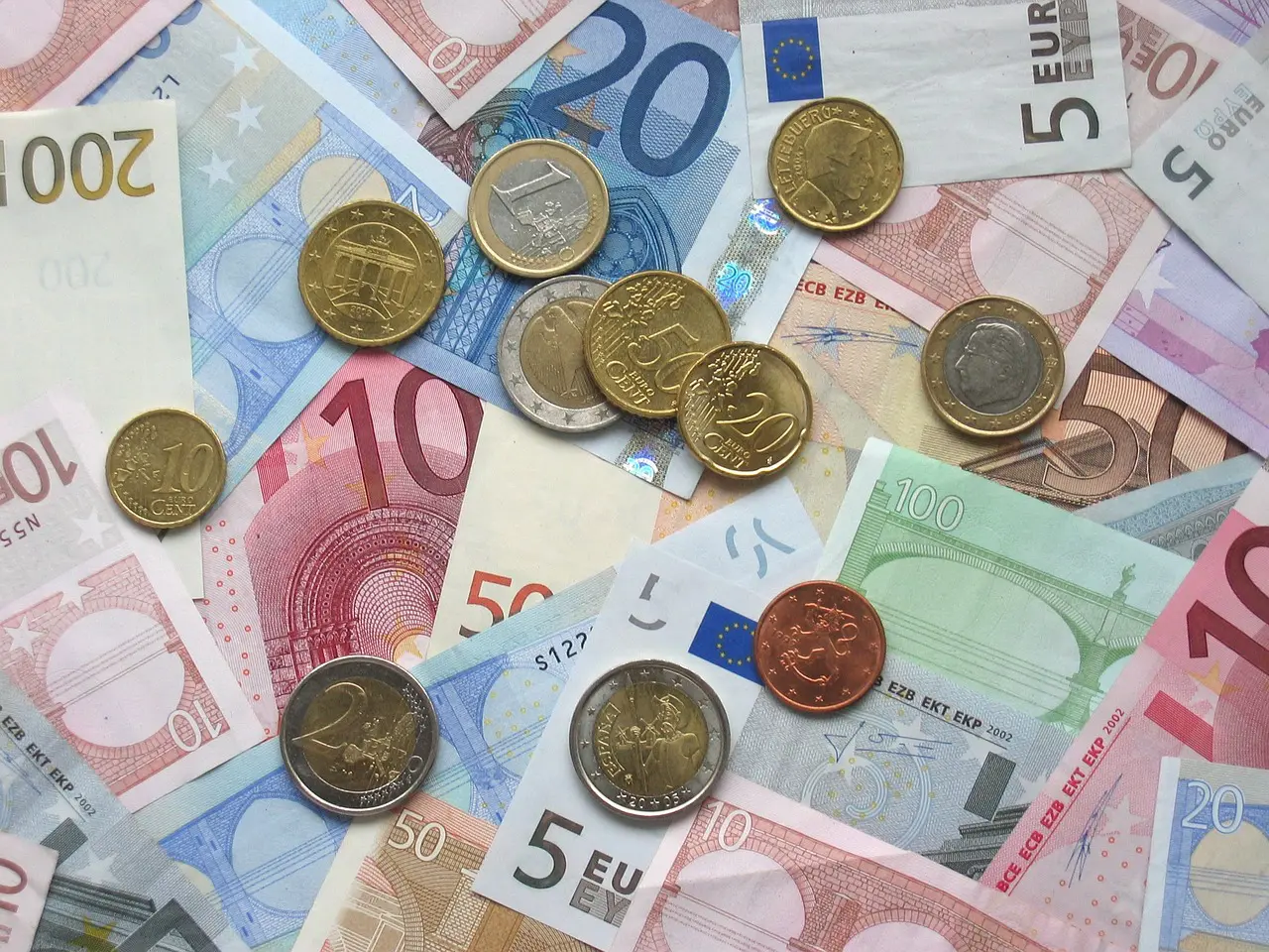 El euro se cambia por encima de 1,10 dólares