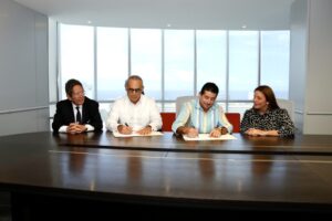 FOTO, Emilio Hasbún y Jorge Feliz firman el acuerdo. Observan, Fernando González y MaríaJosé Turull.