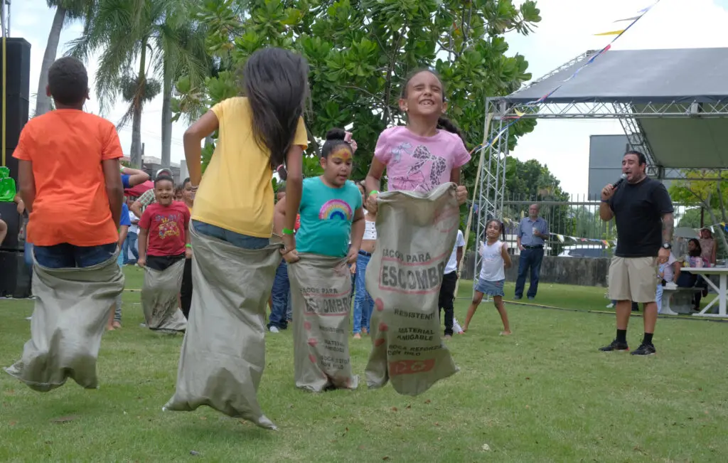 Hijos de empleados de Multimedios del Caribe juegan carreras de saco