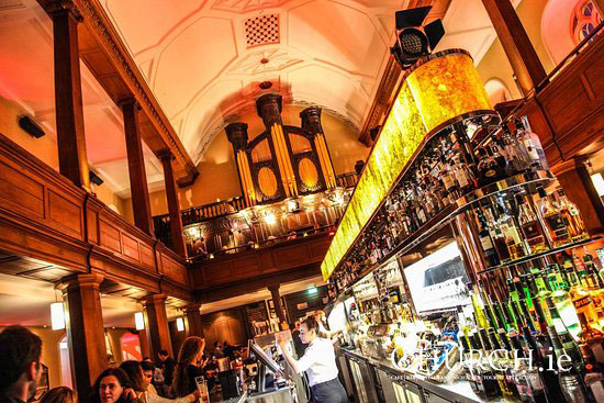 Antigua iglesia Santa María en Dublín Irlanda, hoy convertida en un bar.