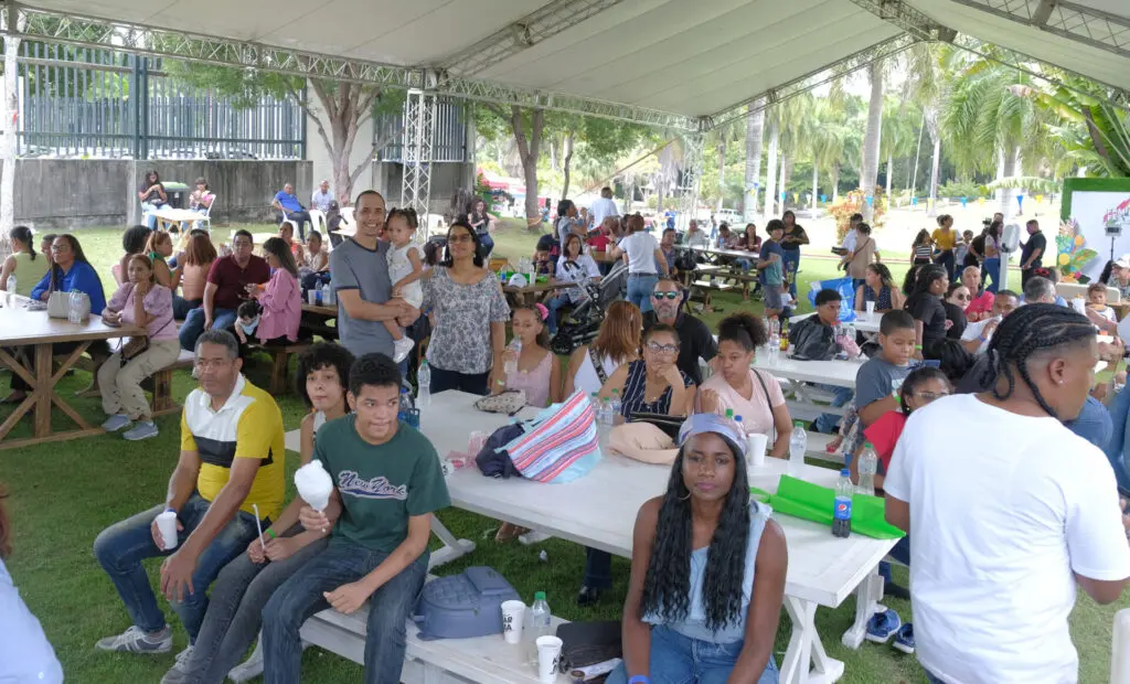 Colaboradores de Multimedios del Caribe festejan con sus hijos y espesos por ser reconocidos