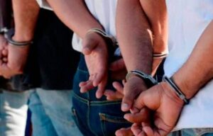 Se entregan a la PN tres hombres que eran buscados por homicidio