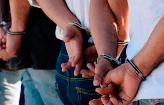 Se entregan a la PN tres hombres que eran buscados por homicidio