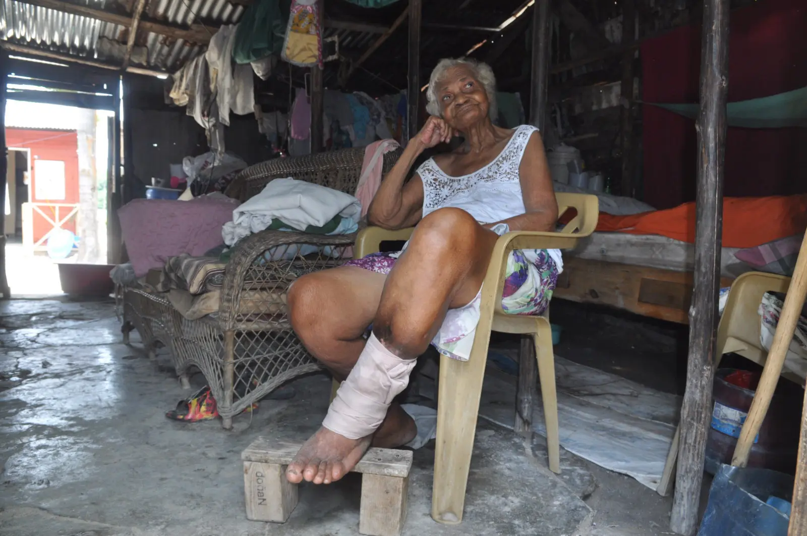 Ernestina Rosario tiene más de tres décadas viviendo en medio de precariedades. Foto: Jhonny Rotestán