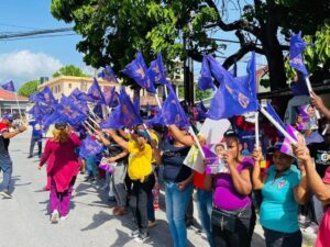 Alzan banderas moradas en apoyo a Abel Martínez