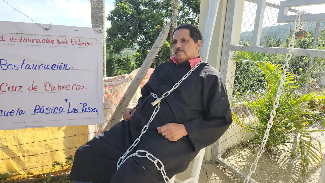 Se encadena para exigir obras en comunidades de Dajabón