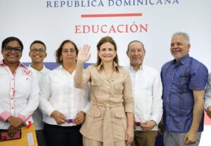 Gobierno entrega liceo en San Cristóbal y remozado estadio en la capital