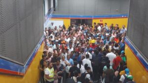 Metro sufre avería; pasajeros tienen que abandonar el tren