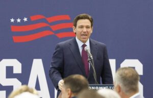 Ronald Dion DeSantis, conocido como Ron DeSantis, es un político conservador​​ estadounidense que se desempeña como gobernador de Florida