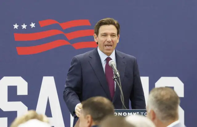 Ronald Dion DeSantis, conocido como Ron DeSantis, es un político conservador​​ estadounidense que se desempeña como gobernador de Florida
