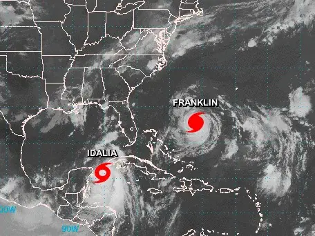 Idalia se fortalece en el Golfo de México y el oleaje de Franklin azota Bermuda y EEUU