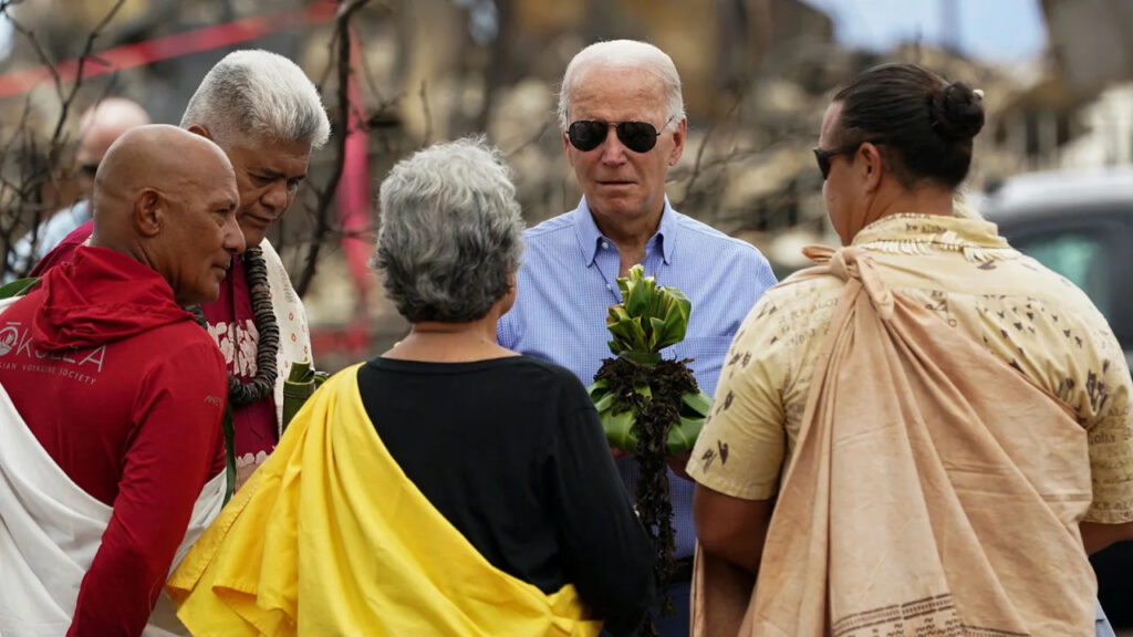 Biden se duerme en acto con las víctimas de los incendios de Hawái