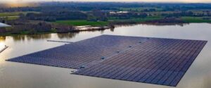 RD evalúa instalación de paneles solares flotantes en embalses de presas