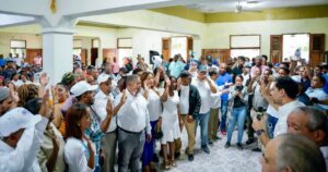 Unidad Externa con Luis juramenta exaspirante a Alcalde del PLD