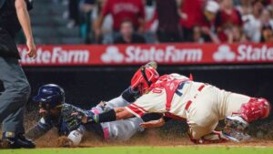 Angelinos propinan histórico triple play a los Rays en el noveno inning