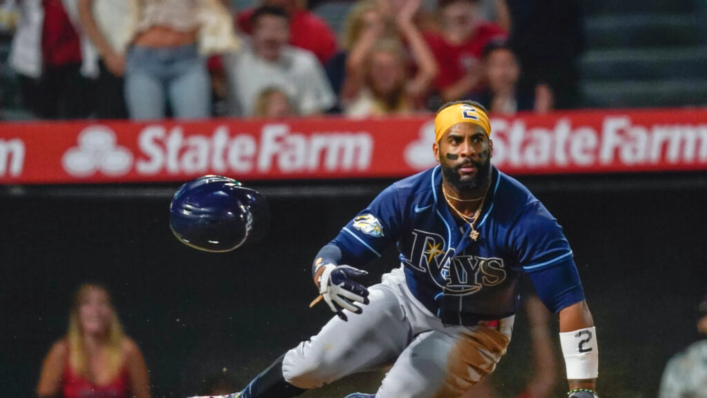 Angelinos propinan histórico triple play a los Rays en el noveno inning