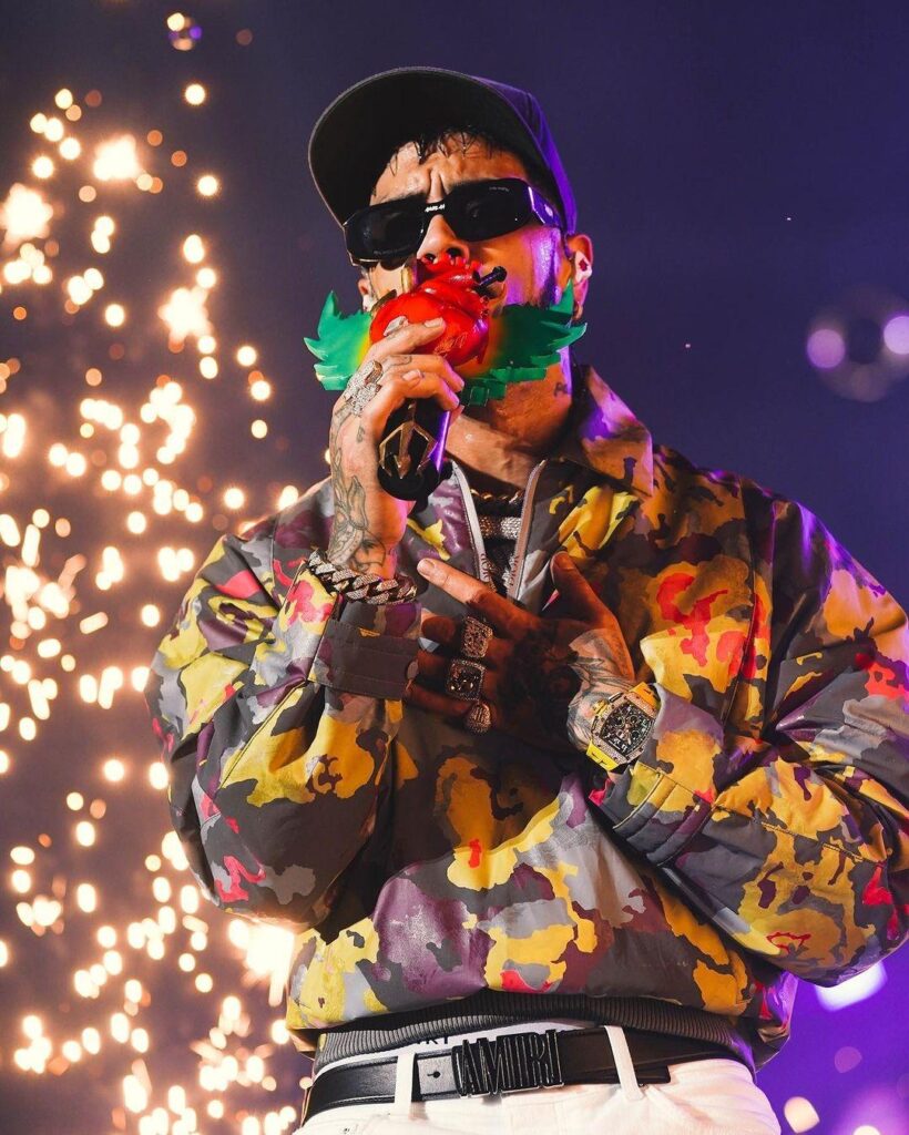 Anuel AA barre el piso con fanático que le lanzó una bandera de España